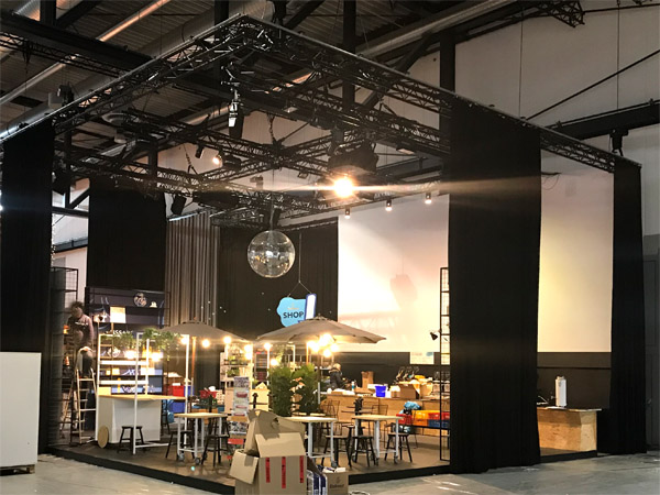 Messestand Schiebevorh�nge, Riesige leinwand 12m x 4m, Stahlregale mit Druck, B�den, Diskokugel, Theke, Beistelltische