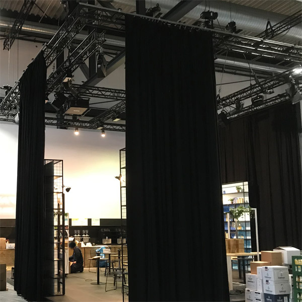 Messestand Schiebevorh�nge, Riesige leinwand 12m x 4m, Stahlregale mit Druck, B�den, Diskokugel, Theke, Beistelltische